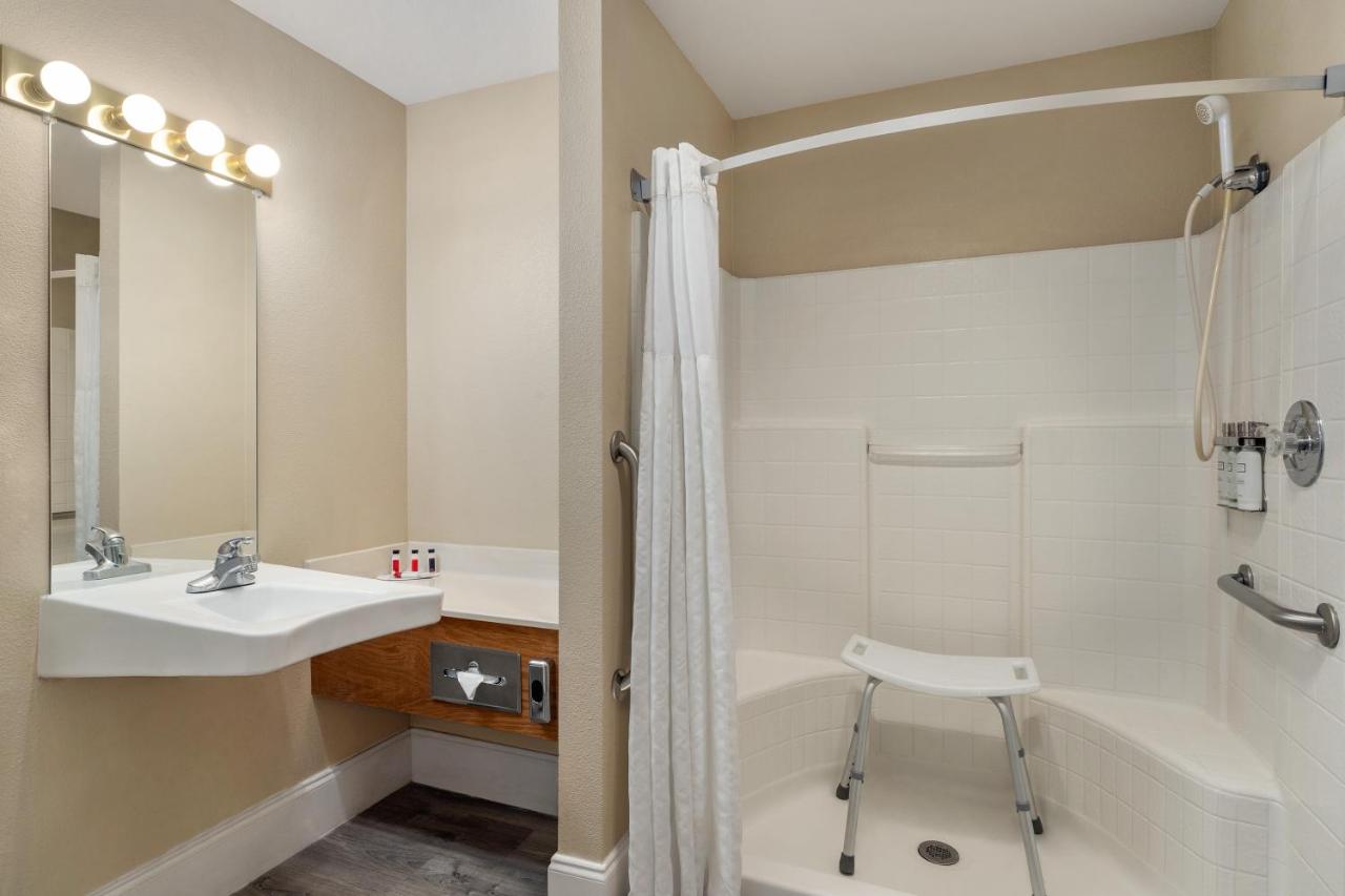 King Room - Disability Access - Non-Smoking at Travelodge by Wyndham Lake Havasu