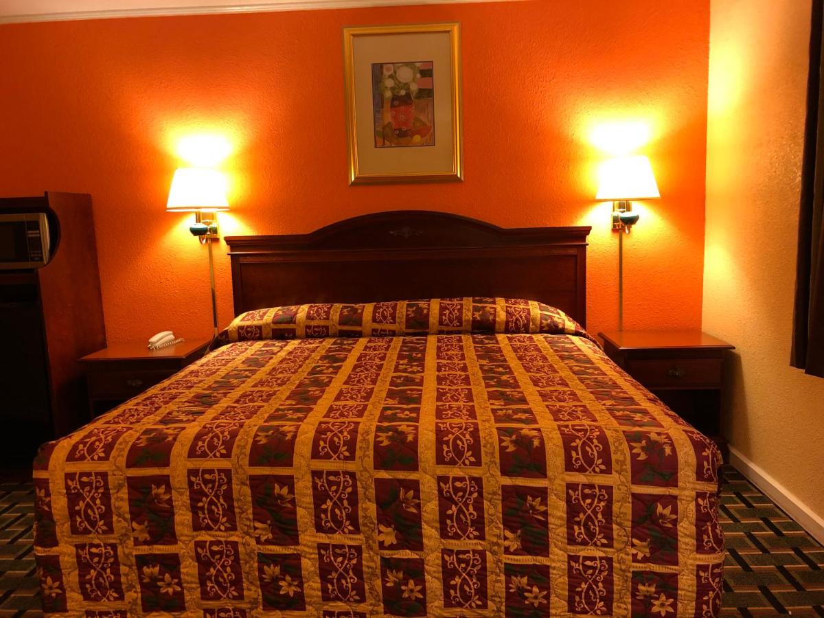 | Deluxe Inn