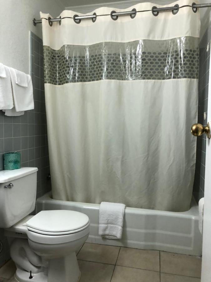 | Deluxe Inn