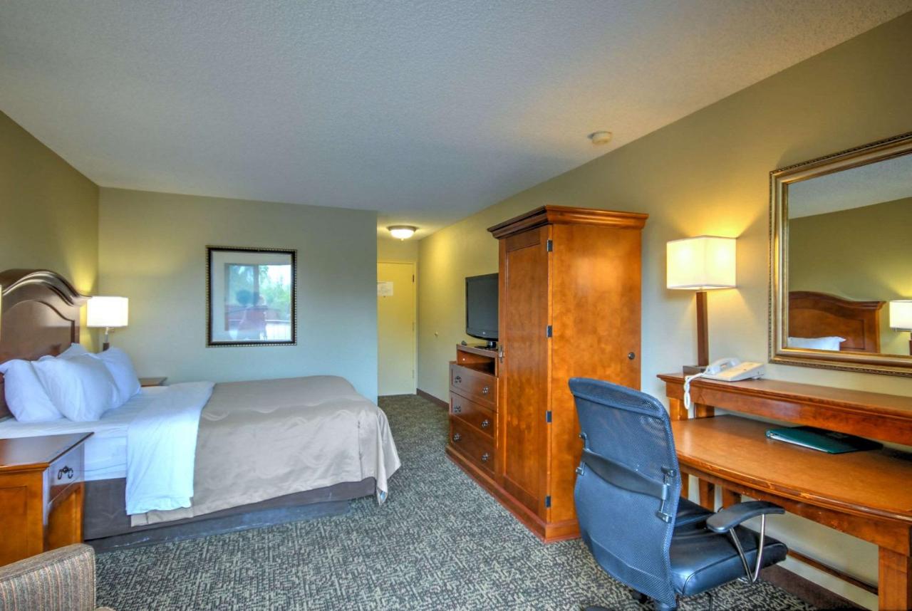 Queen Room - Non-Smoking at Quality Inn Big Sky