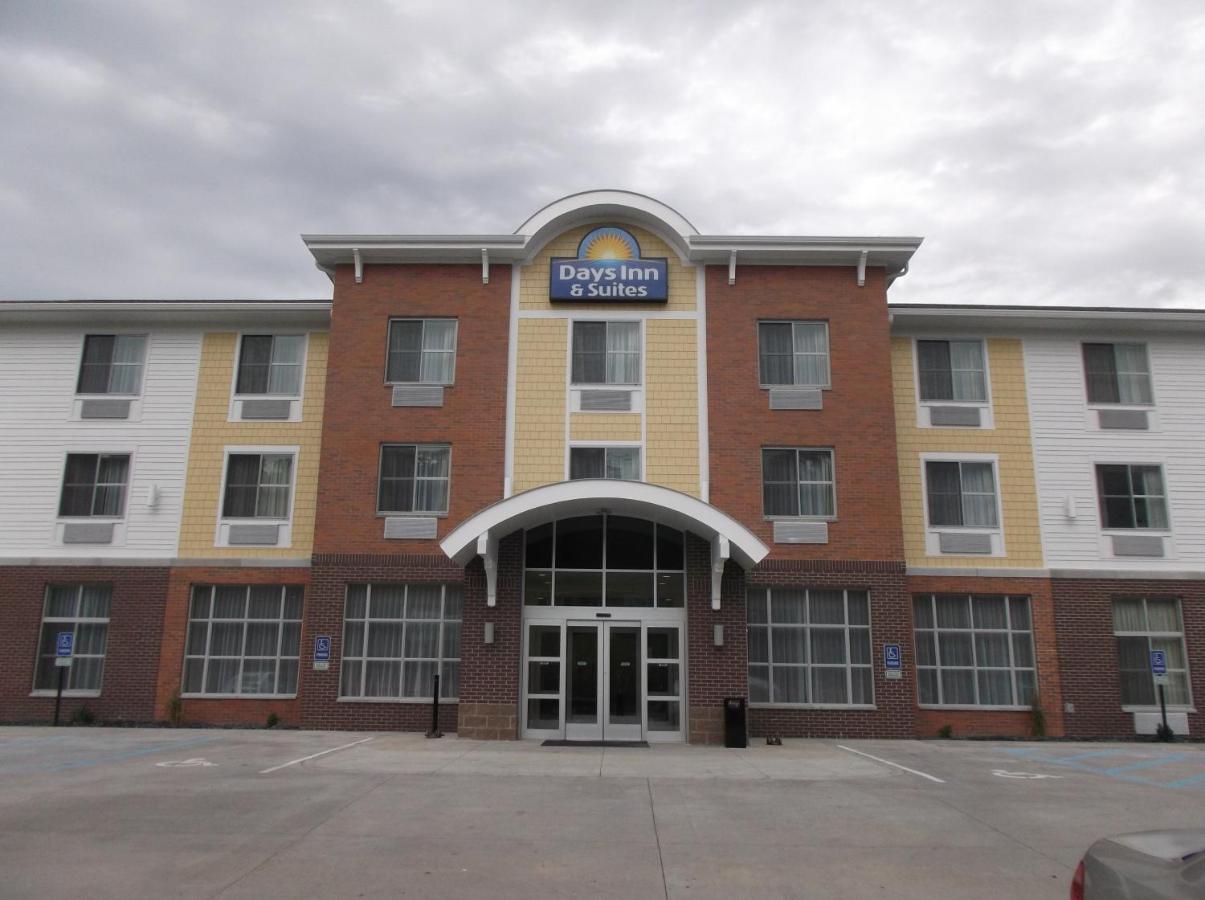 One-Bedroom King Suite - Accessible/Non-Smoking at Days Inn & Suites by Wyndham Caldwell