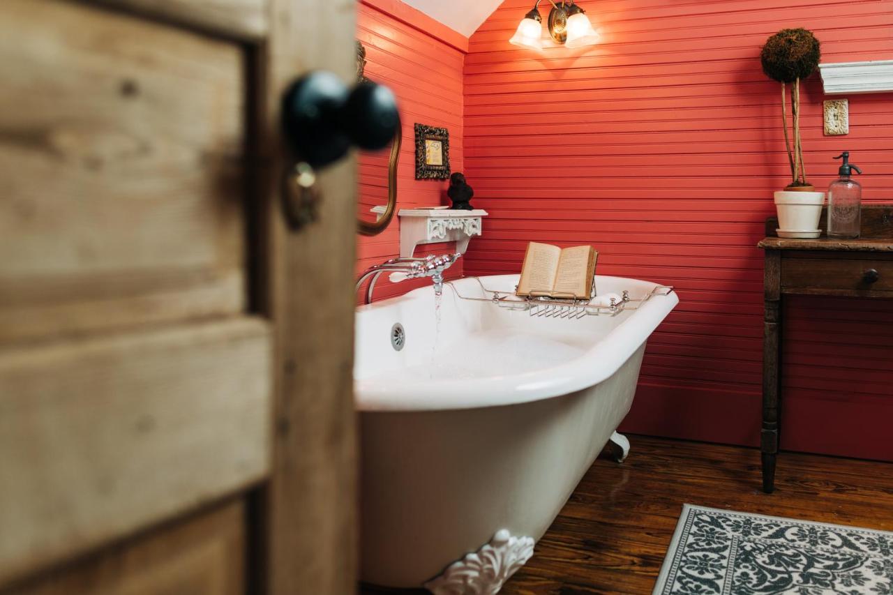 | The Mast Farm Inn