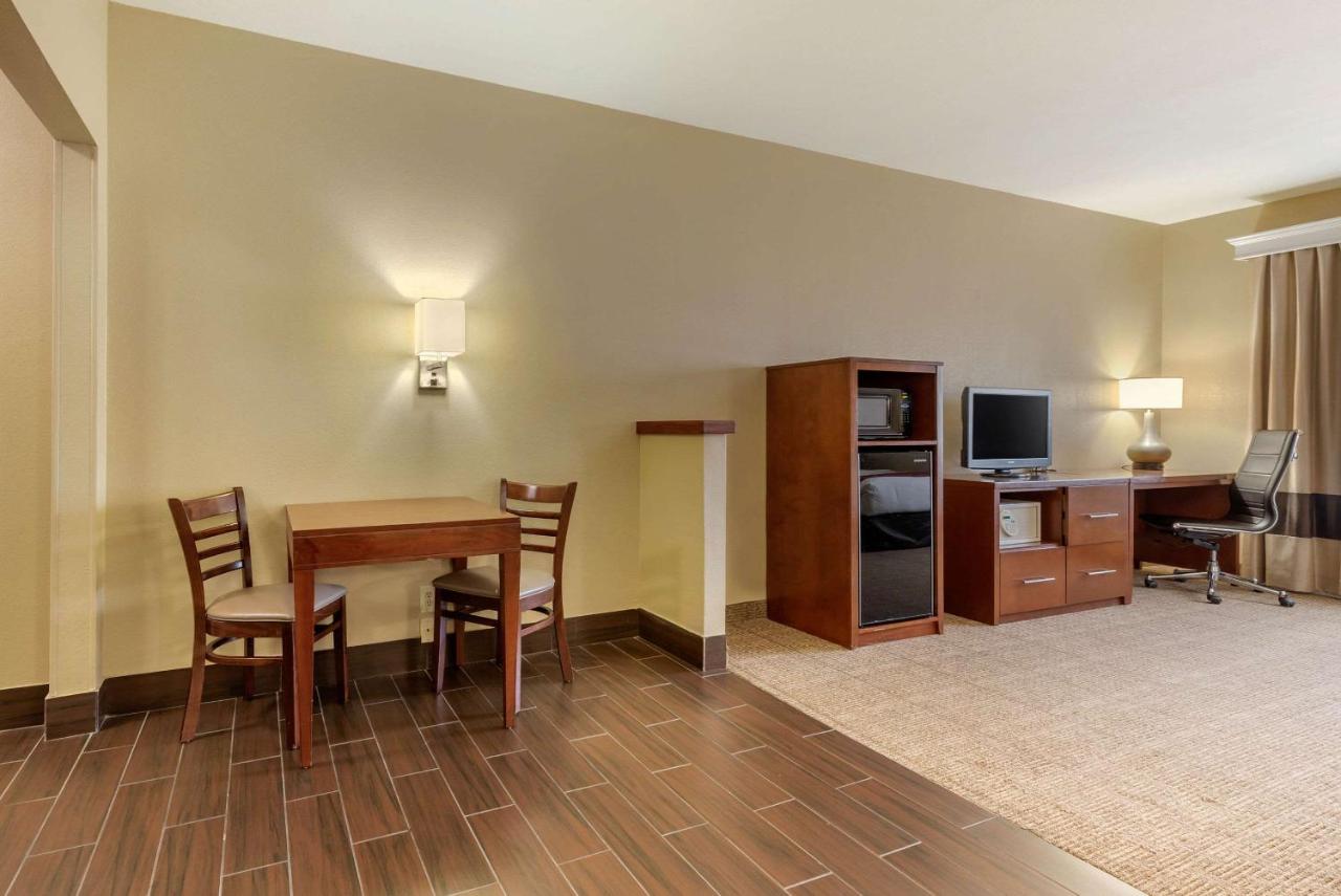 Business Suite - Disability Access/Non-Smoking at Comfort Suites Fort Collins Near University