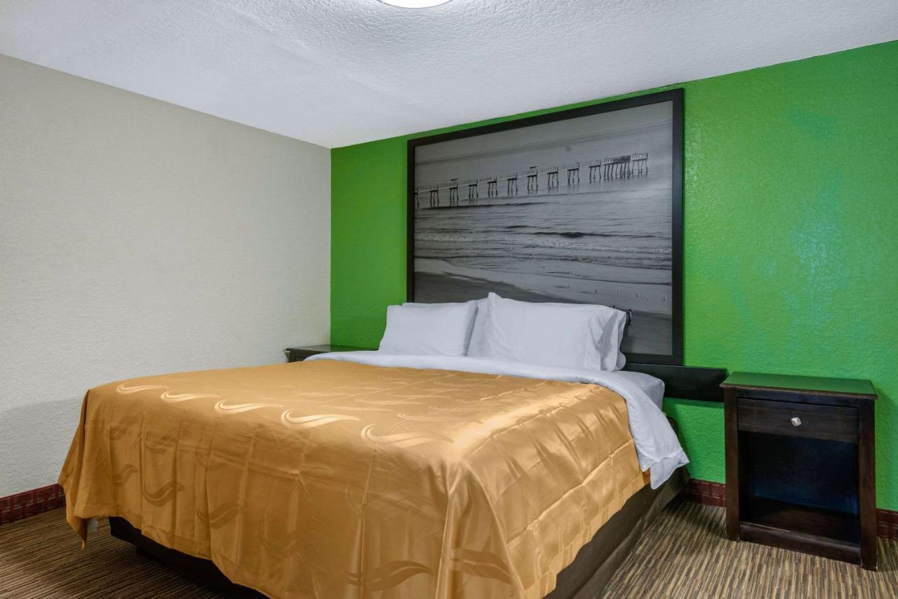 1 King Bed, 2 Queen Beds, Nonsmoking at Quality Inn Daytona Beach Oceanfront