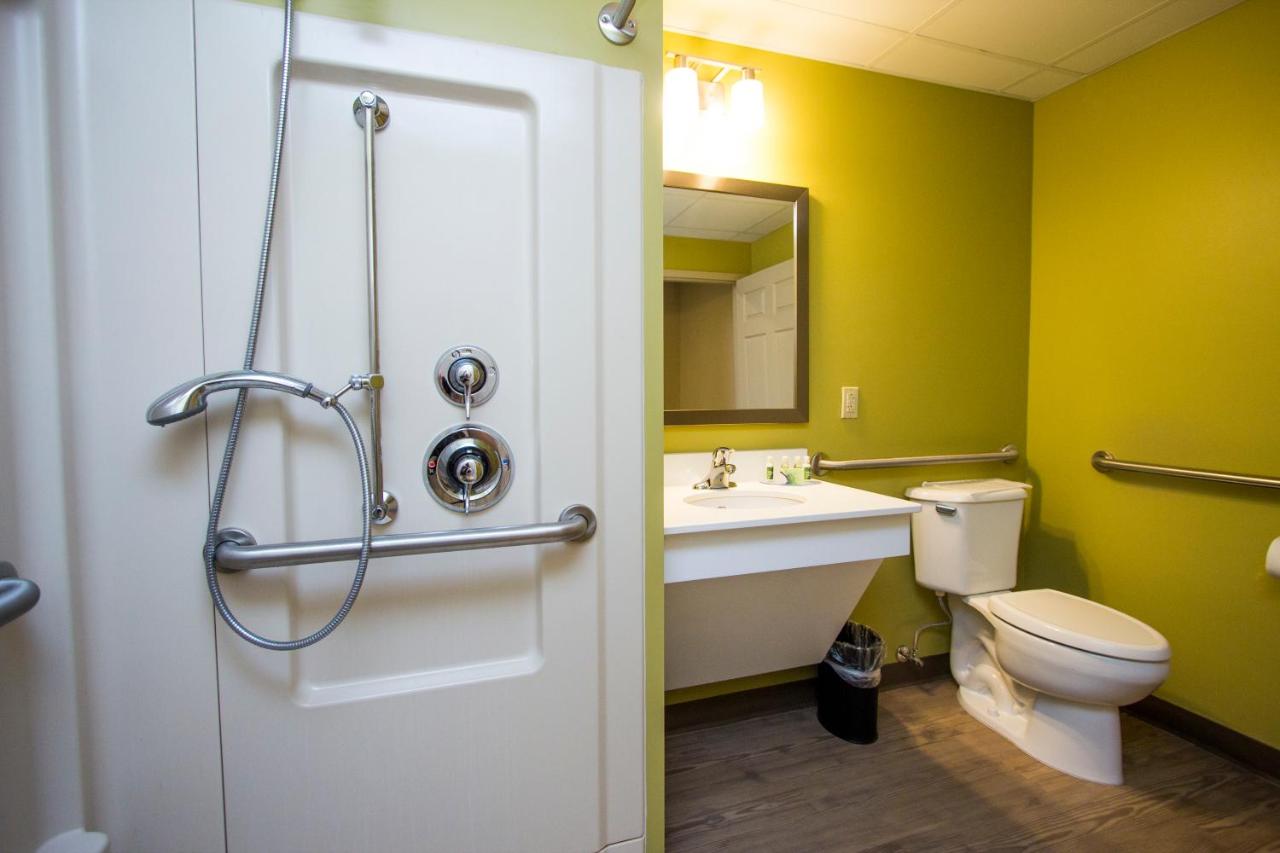 Queen Room with Two Queen Beds - Disability Access at Cedar Point's Express Hotel