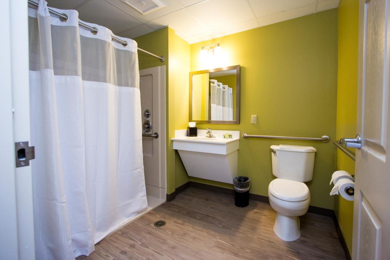 Queen Room with Two Queen Beds - Disability Access at Cedar Point's Express Hotel