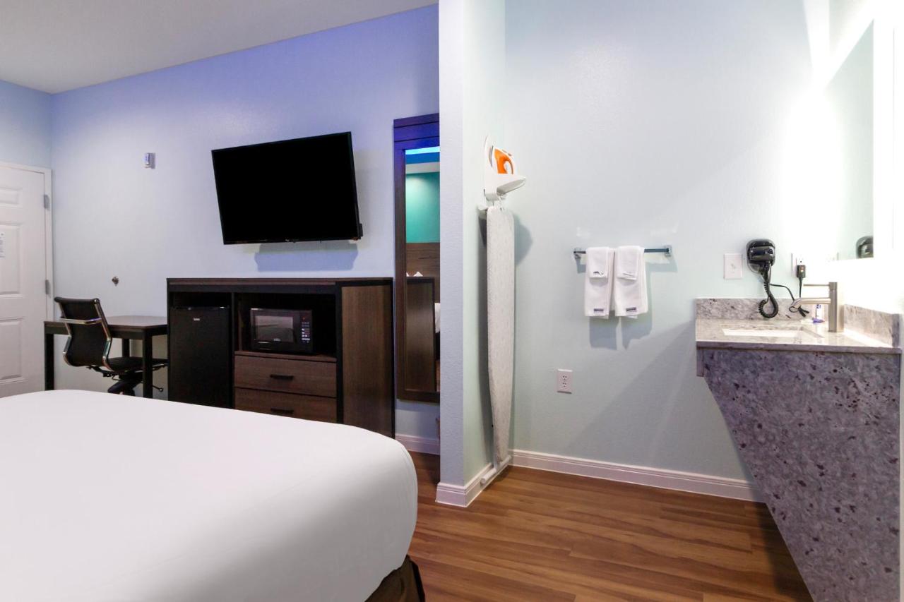 Handicap Double Queen Non Smoking at Americas Best Value Inn Aldine Westfield
