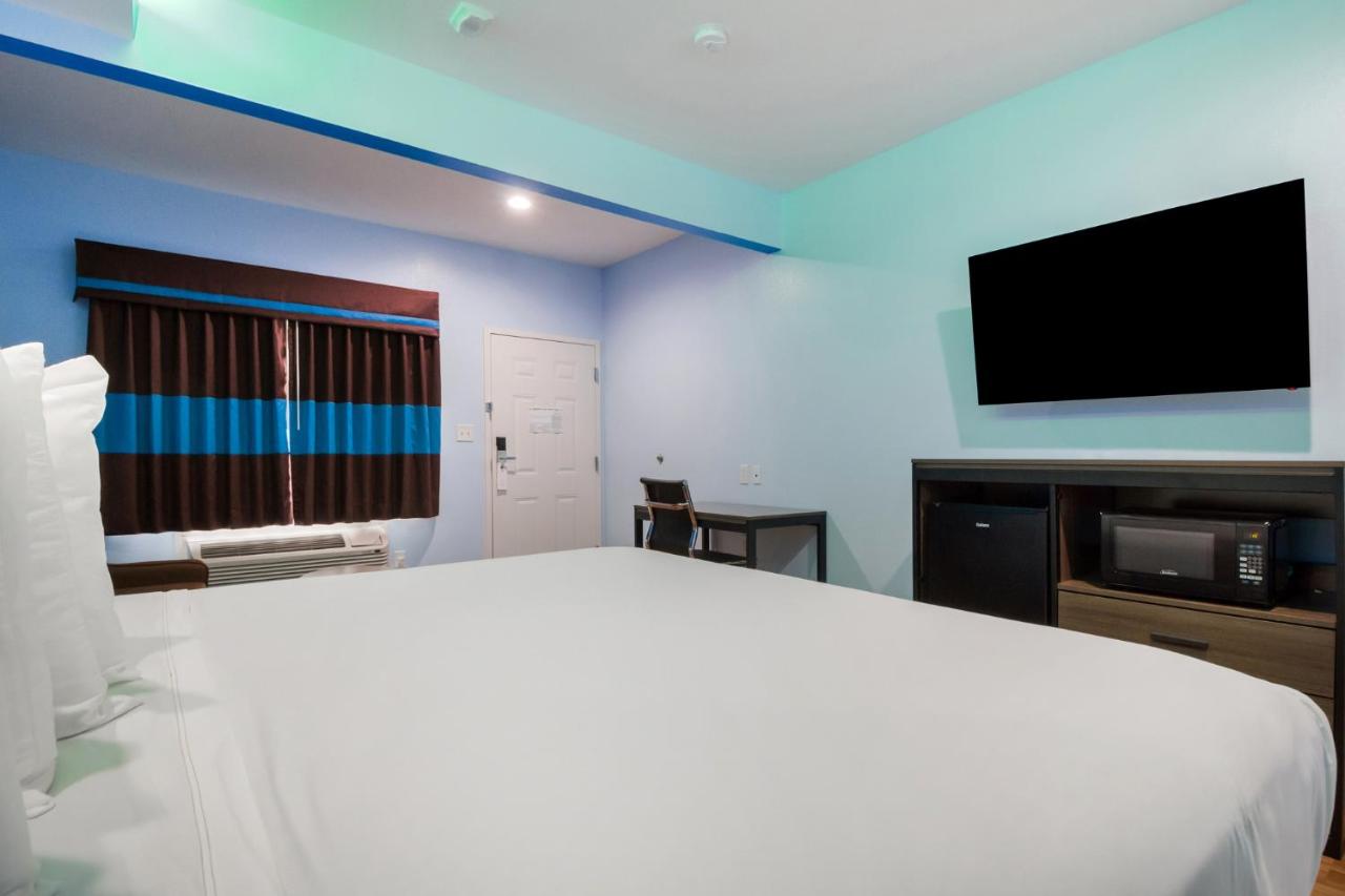 king smoking at Americas Best Value Inn Aldine Westfield