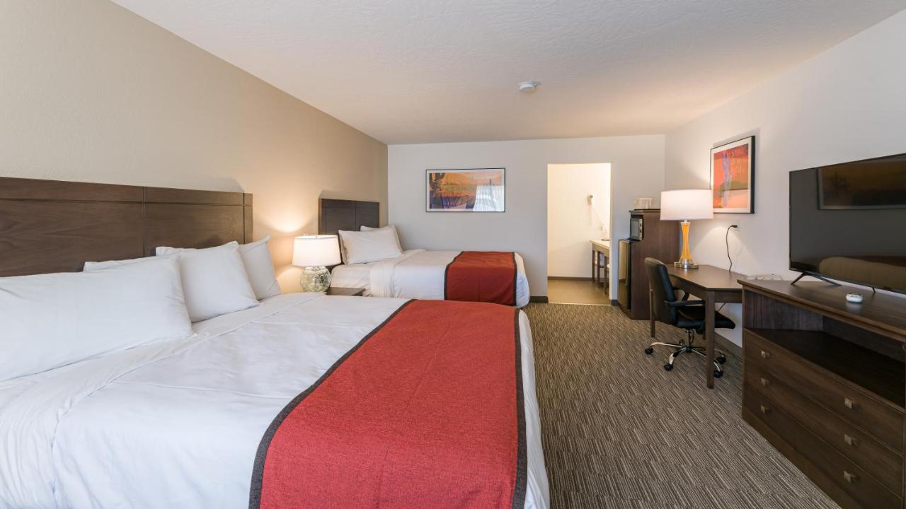 Queen Room with Two Queen Beds- Non-Smoking at Lux Verde Hotel