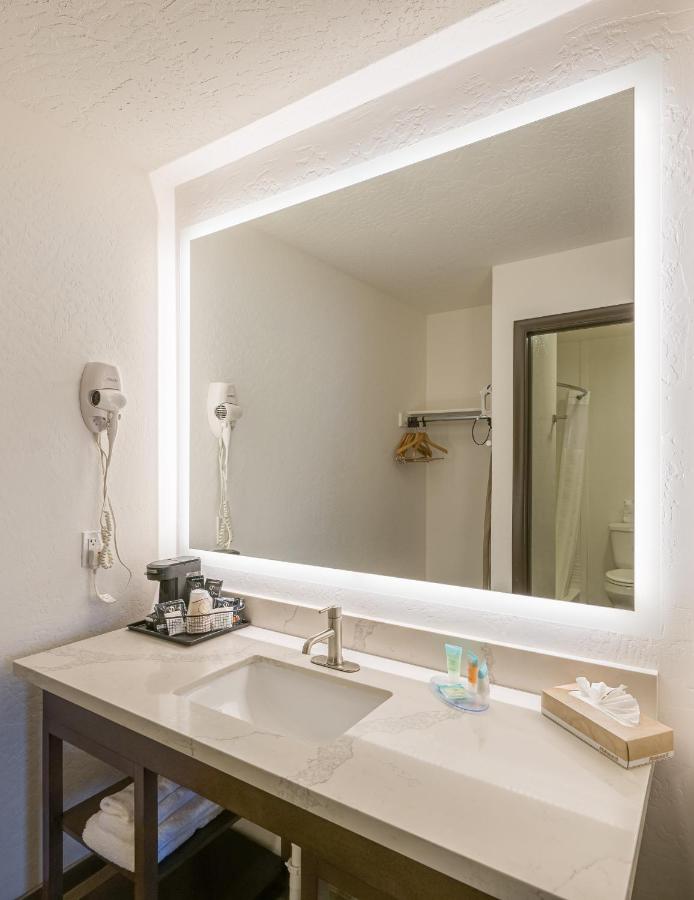 Queen Room with Two Queen Beds- Non-Smoking at Lux Verde Hotel