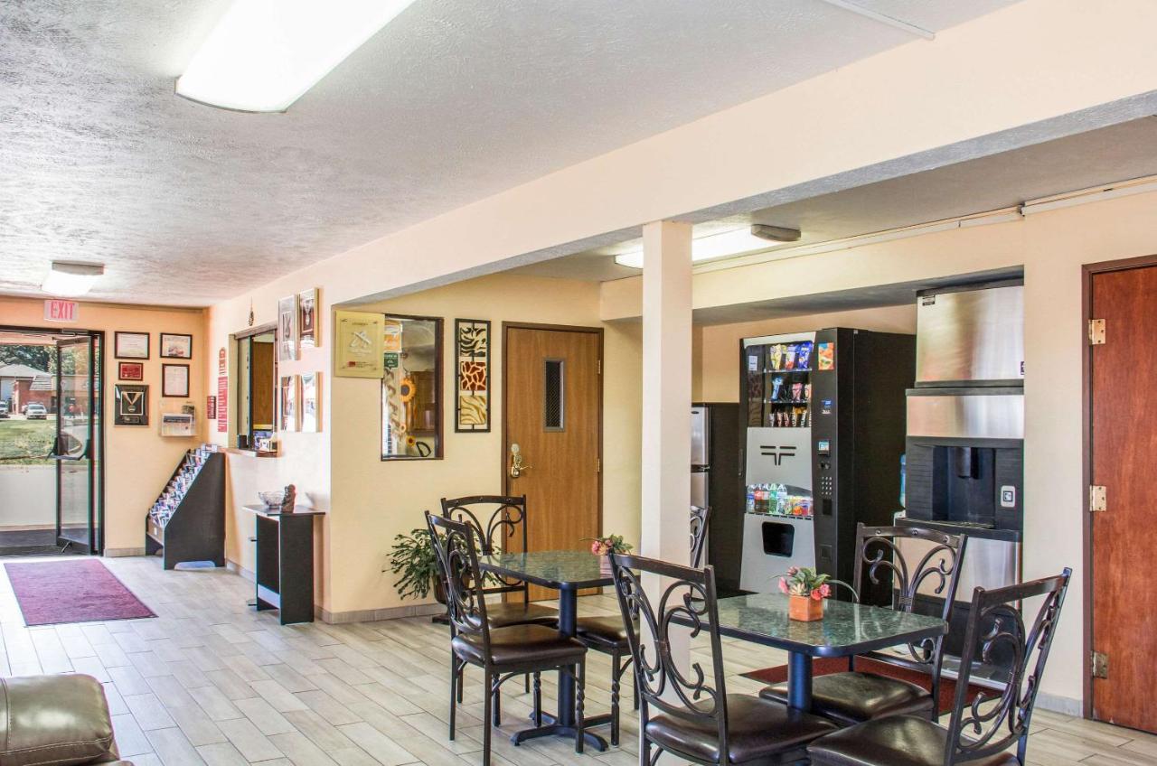 | Econo Lodge Lansing - Leavenworth
