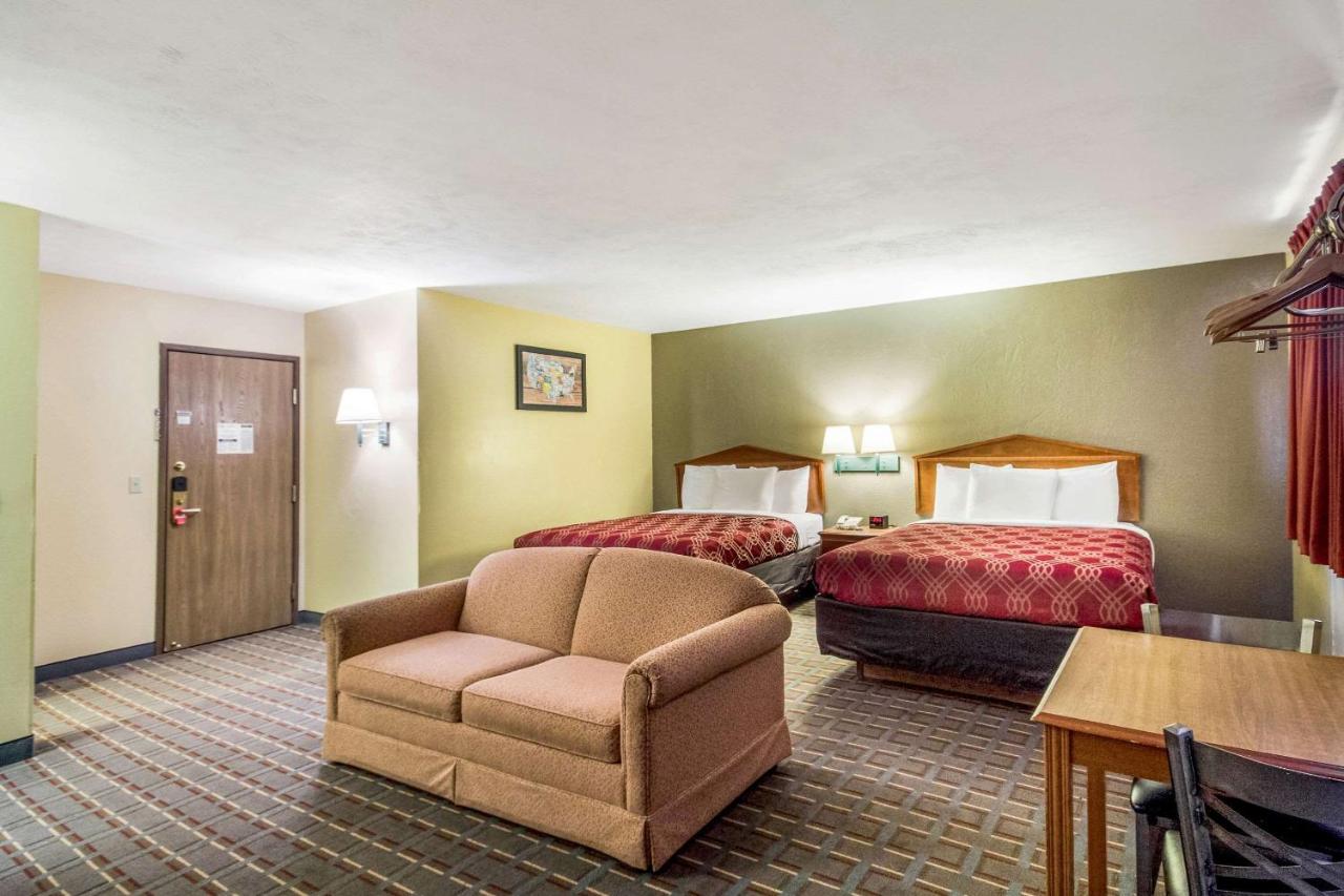 | Econo Lodge Lansing - Leavenworth