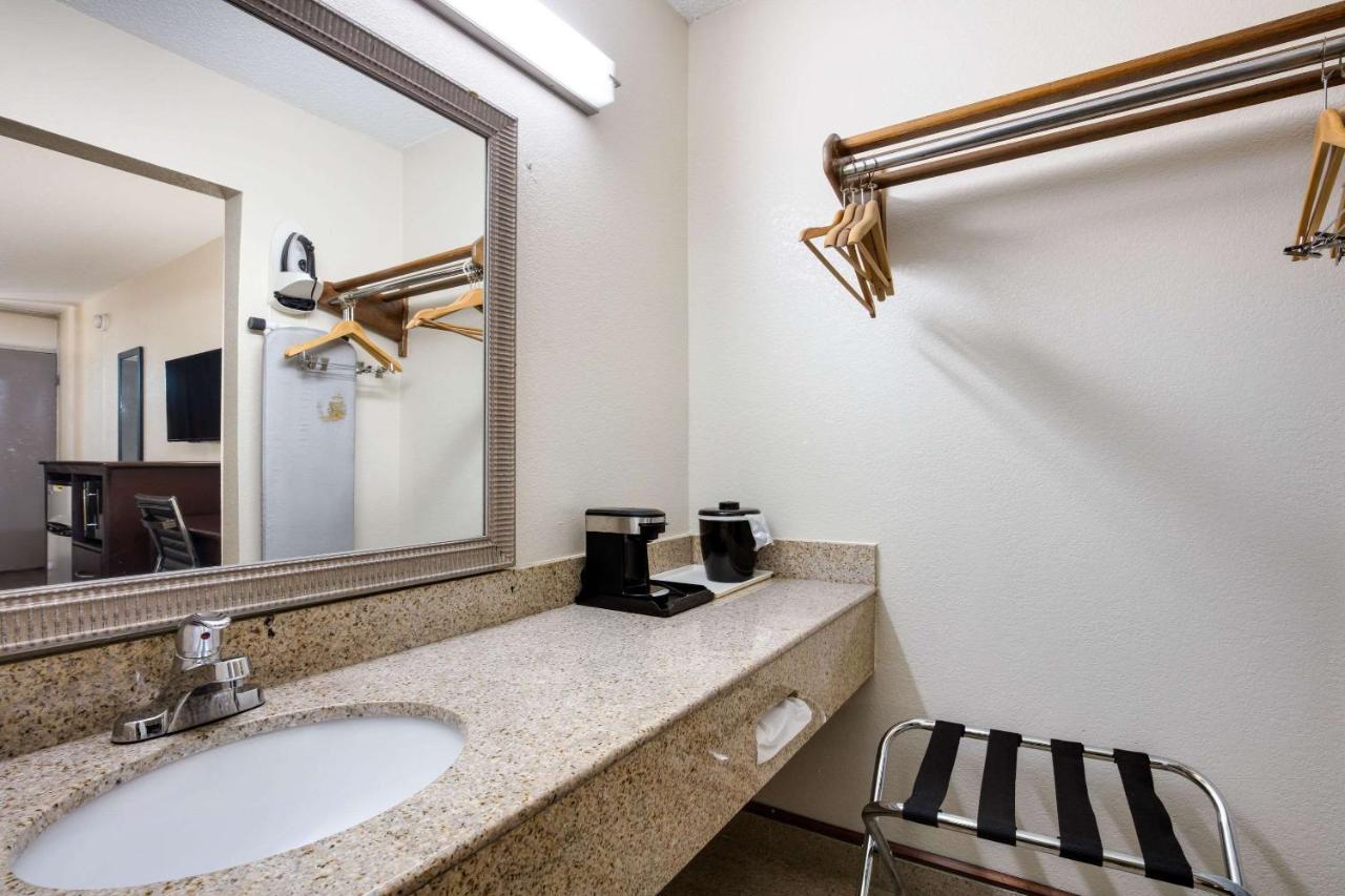 King Room - Non-Smoking at Quality Inn Asheboro South
