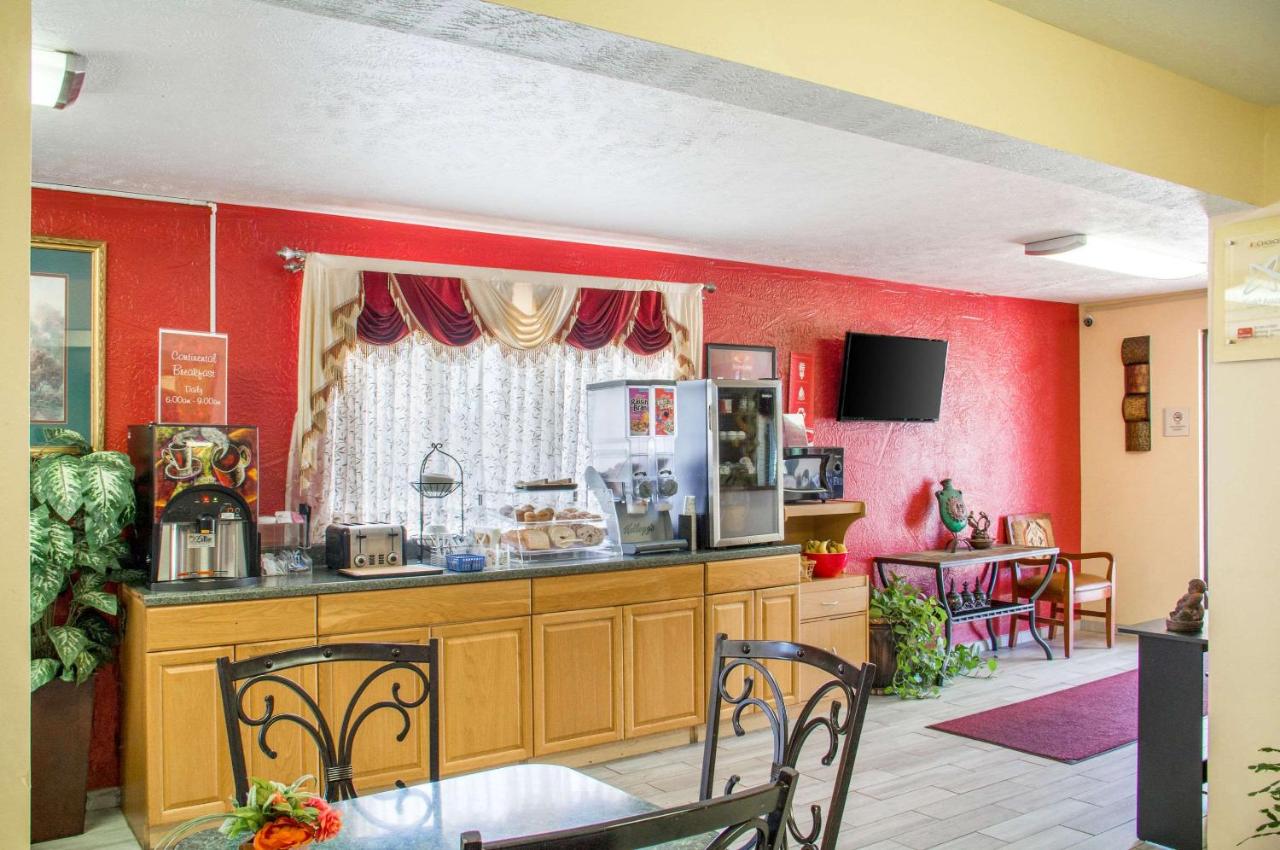 | Econo Lodge Lansing - Leavenworth