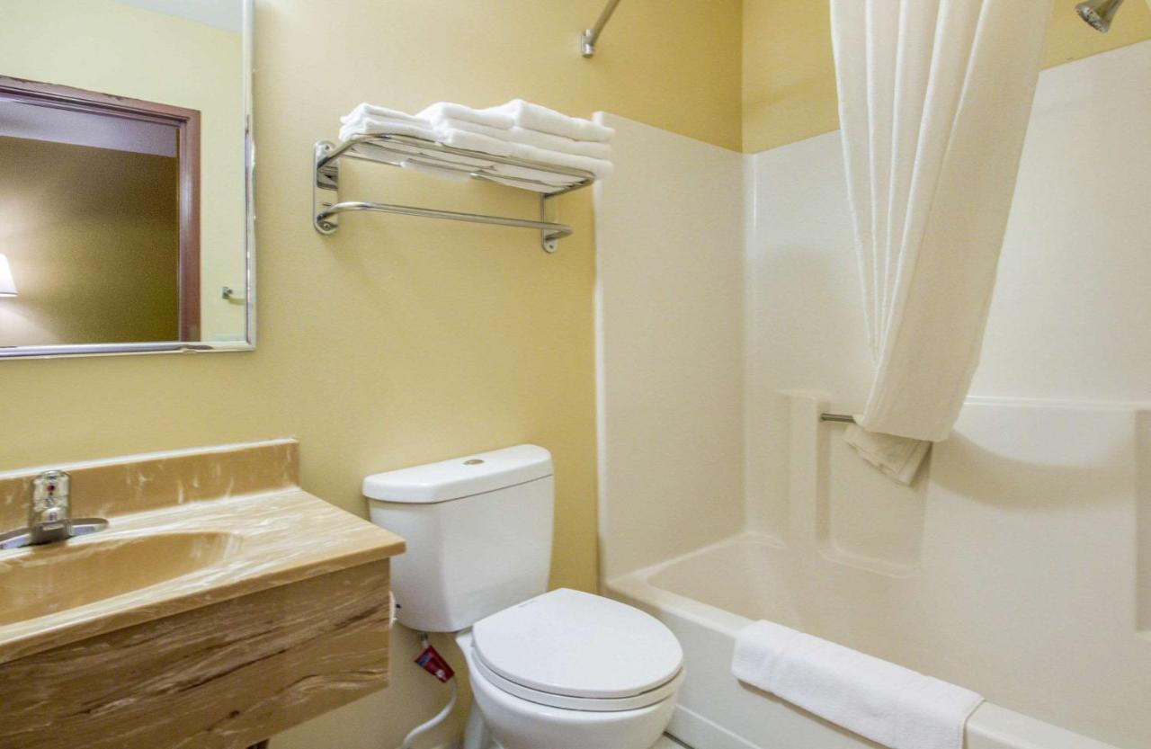 | Econo Lodge Lansing - Leavenworth