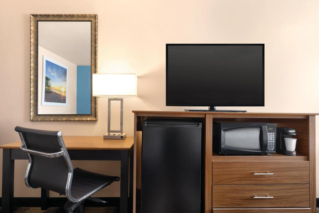| Days Inn by Wyndham Middletown/Newport Area