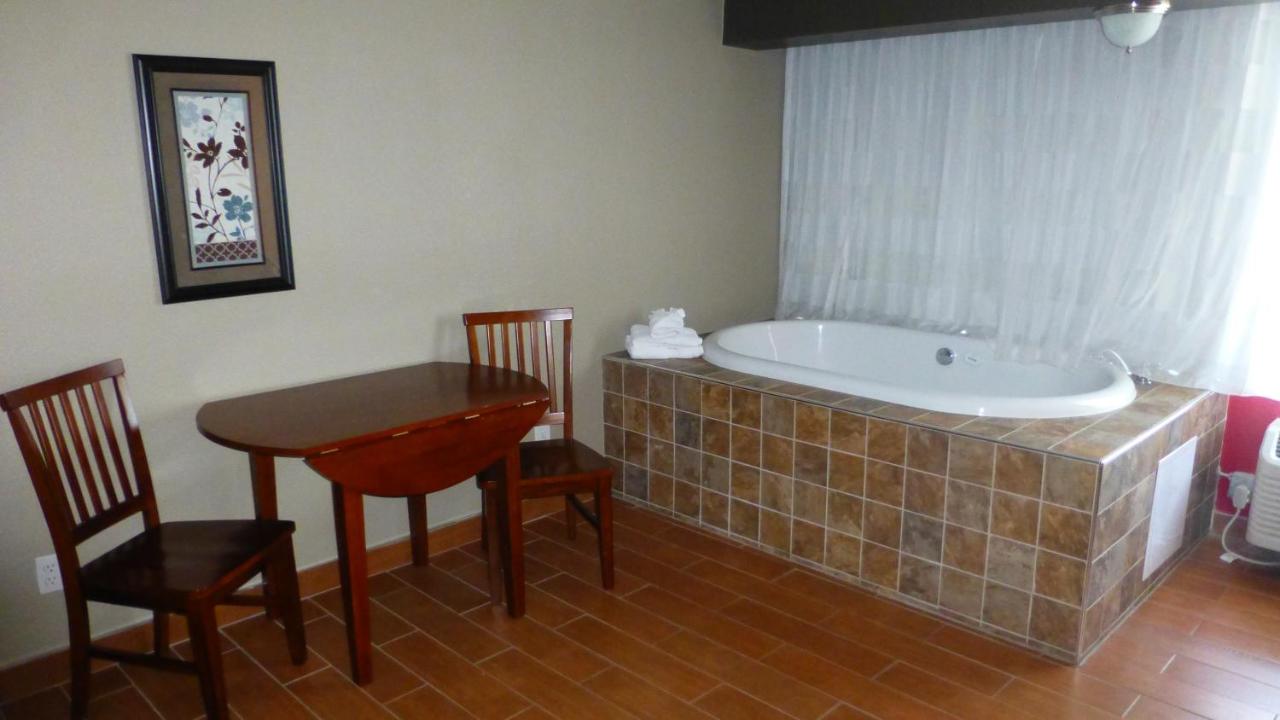 King Room with Whirlpool - Non-Smoking at Sandcastle Resort On The Beach