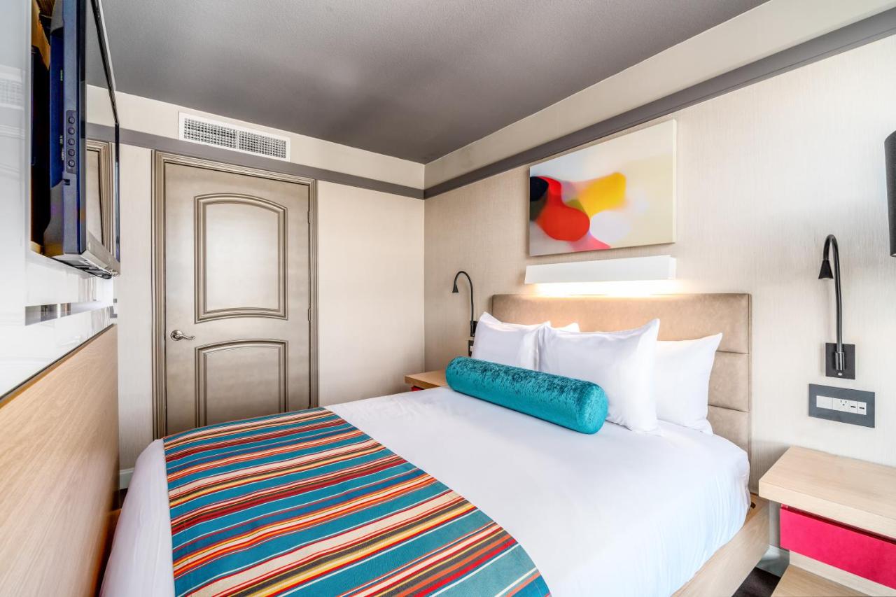 Queen Room at Century Park Hotel