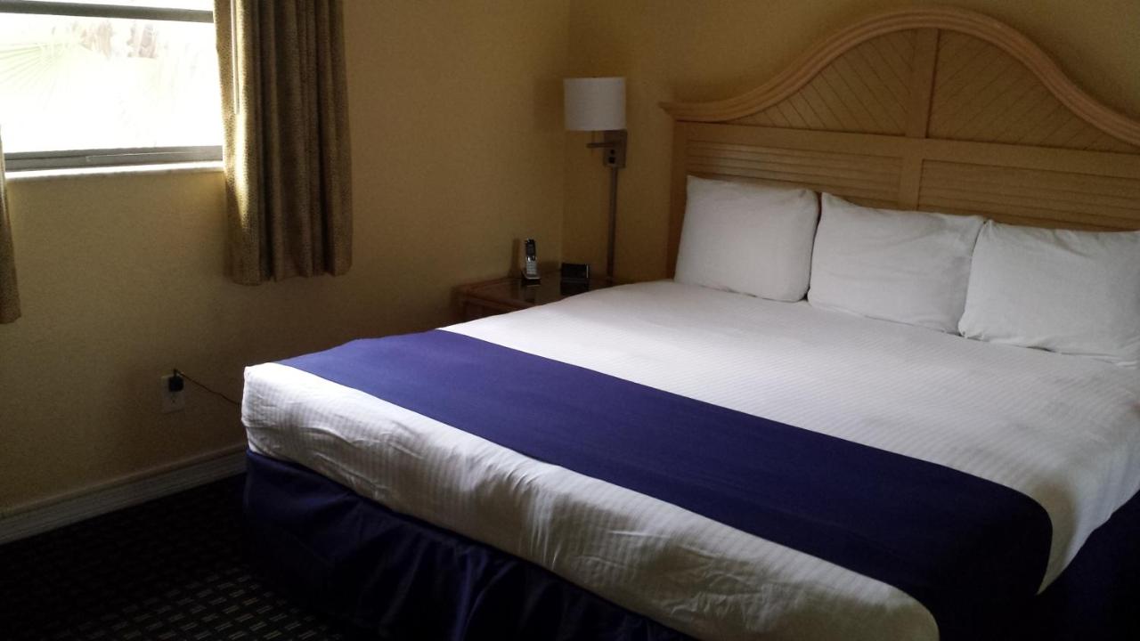 Queen Studio - Gulf Front at Shoreline Island Resort - Exclusively Adult