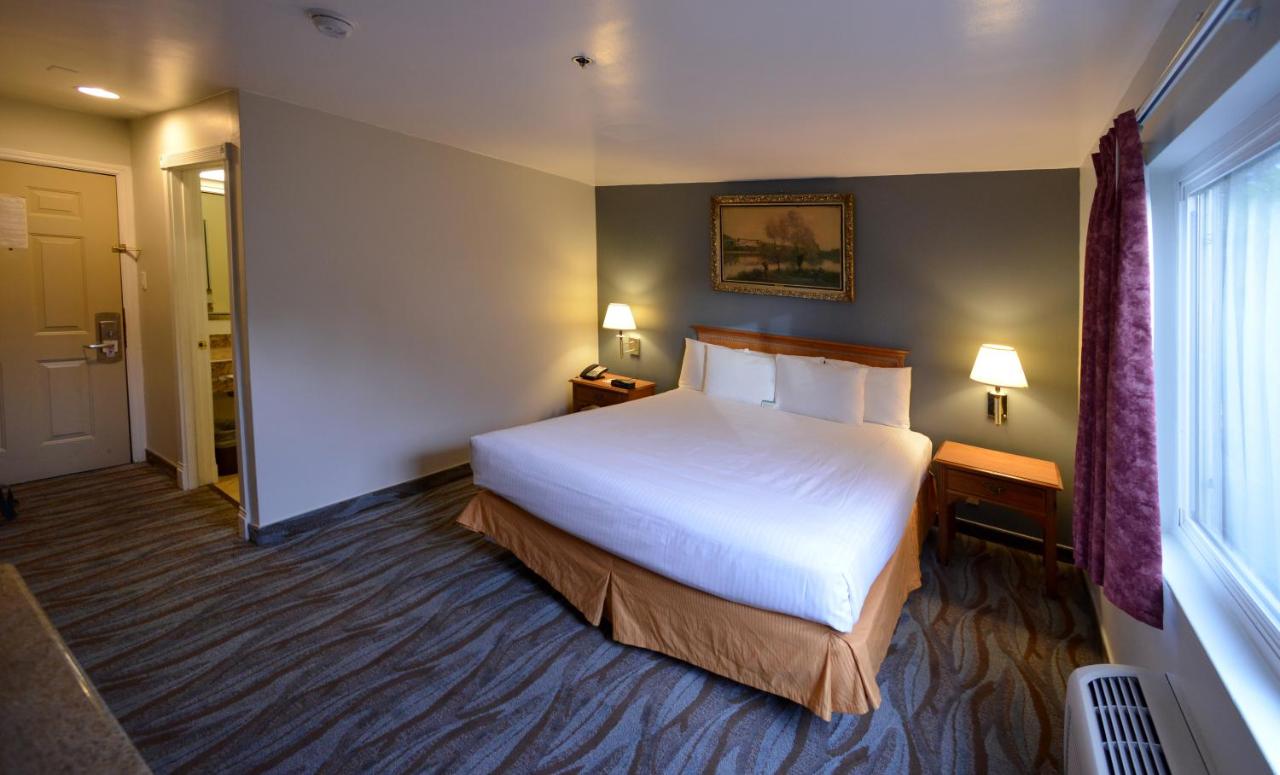 Deluxe King Room at Cherry Orchard Inn