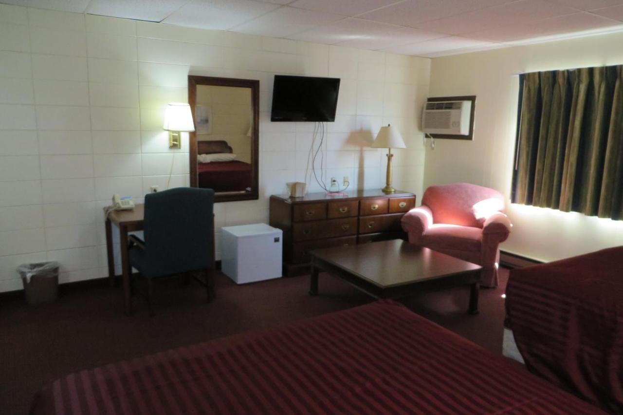 Queen Room with Two Queen Beds at Grand Inn Fargo