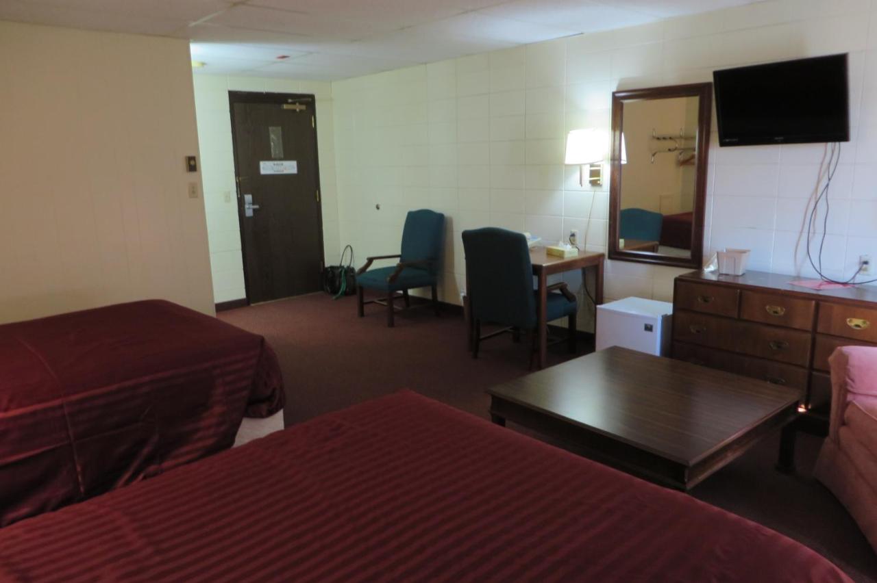 Queen Room with Two Queen Beds at Grand Inn Fargo
