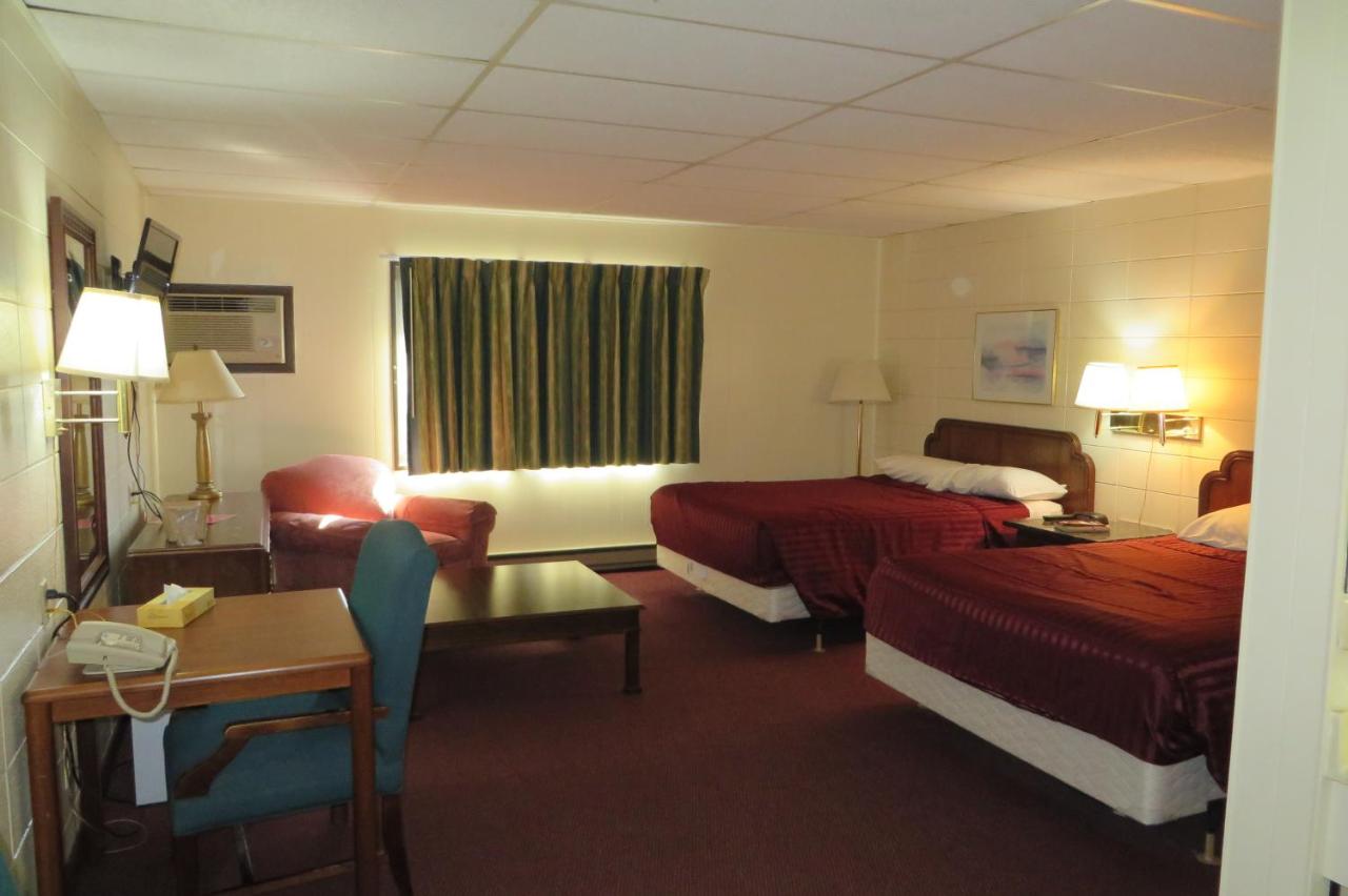 Queen Room with Two Queen Beds at Grand Inn Fargo