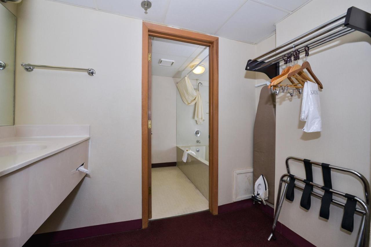  | Lamplighter Inn-South
