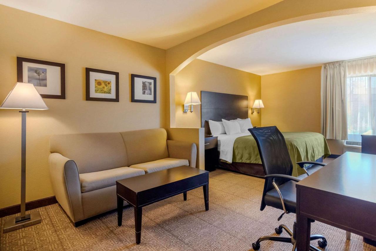 King Suite at Quality Inn & Suites Lenexa Kansas City