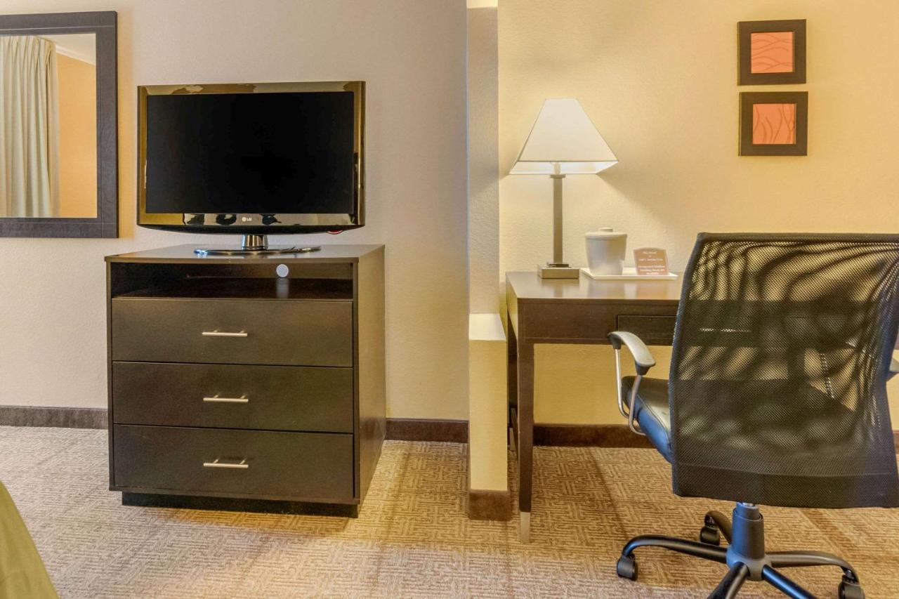 King Suite at Quality Inn & Suites Lenexa Kansas City