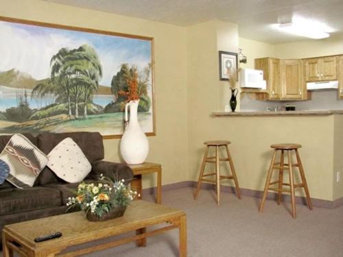 | Coronada Inn & Suites