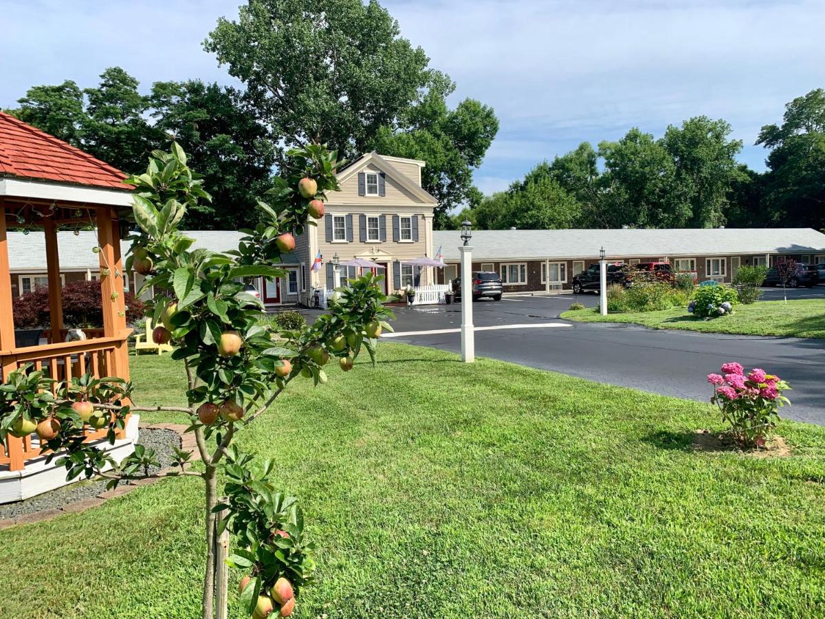 | Eagle Wing Inn - Cape Cod