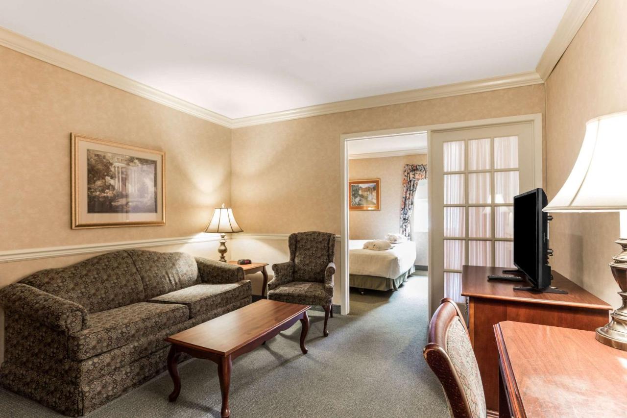 Standard King Suite with Sofa Bed - Non-Smoking at Traditions Hotel & Spa, Ascend Hotel Collection