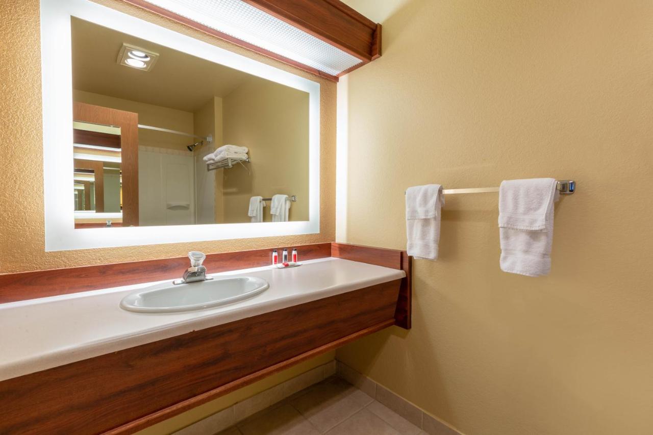 Deluxe King Room with Fireplace - Non-Smoking at Howard Johnson by Wyndham Leavenworth