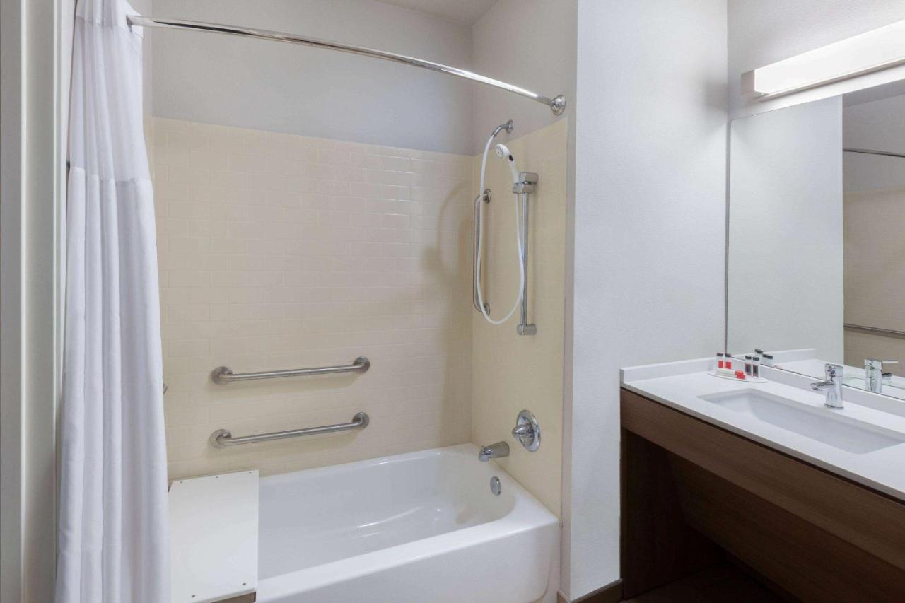 Queen Room with Bath Tub - Mobility/Hearing Accessible - Non-Smoking at Microtel Inn & Suites by Wyndham College Station
