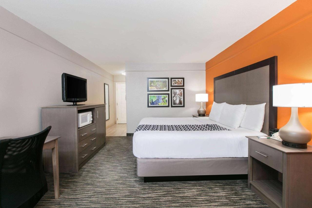 King Room with Bath Tub - Mobility/Hearing Accessible - Non-Smoking at La Quinta Inn & Suites by Wyndham Fredericksburg