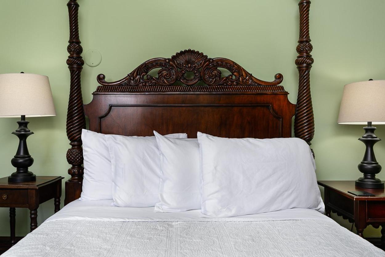 | Cedar Crest Inn