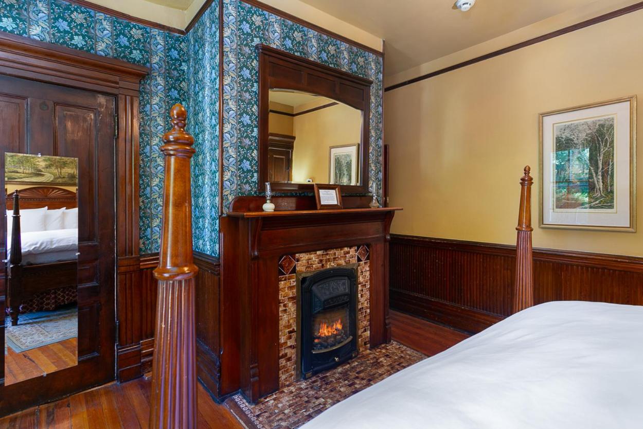 | Cedar Crest Inn