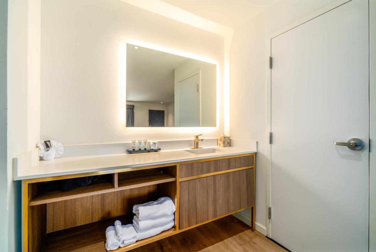 | Trend Hotel at LAX Airport