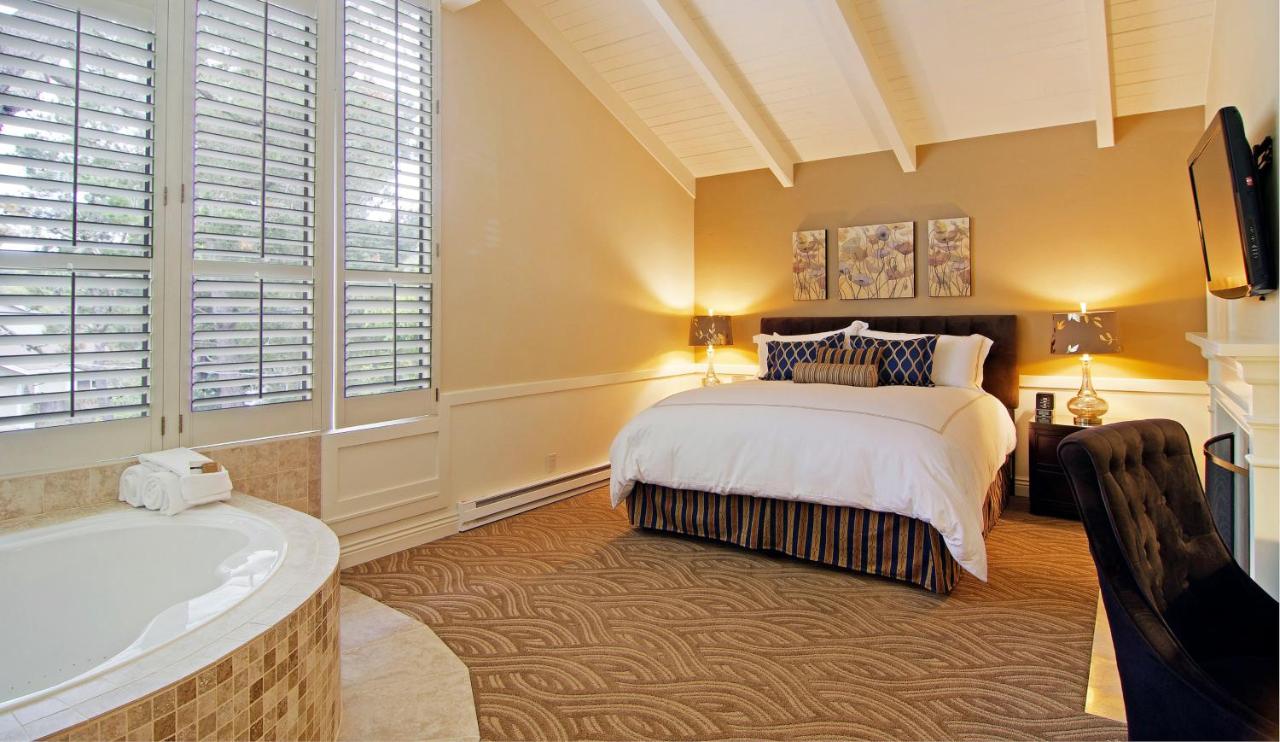 | Carriage House Inn