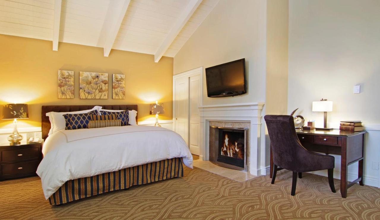 | Carriage House Inn