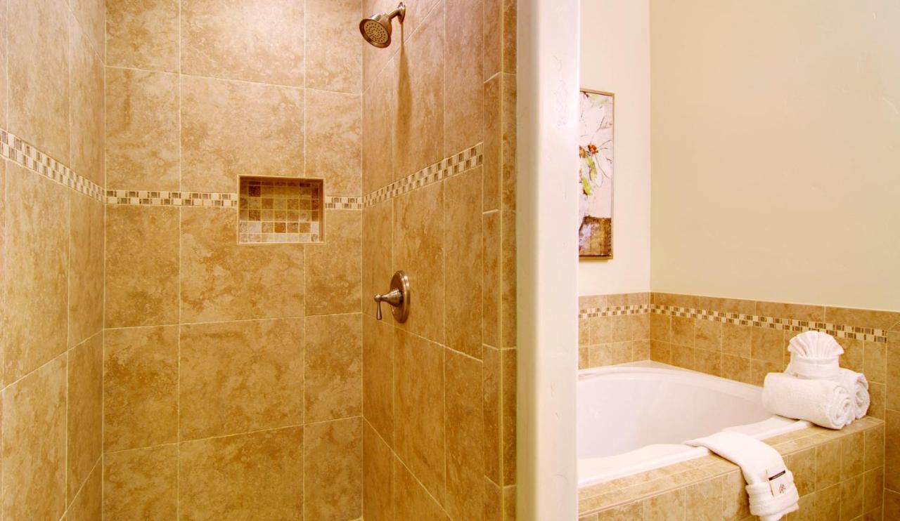 | Carriage House Inn