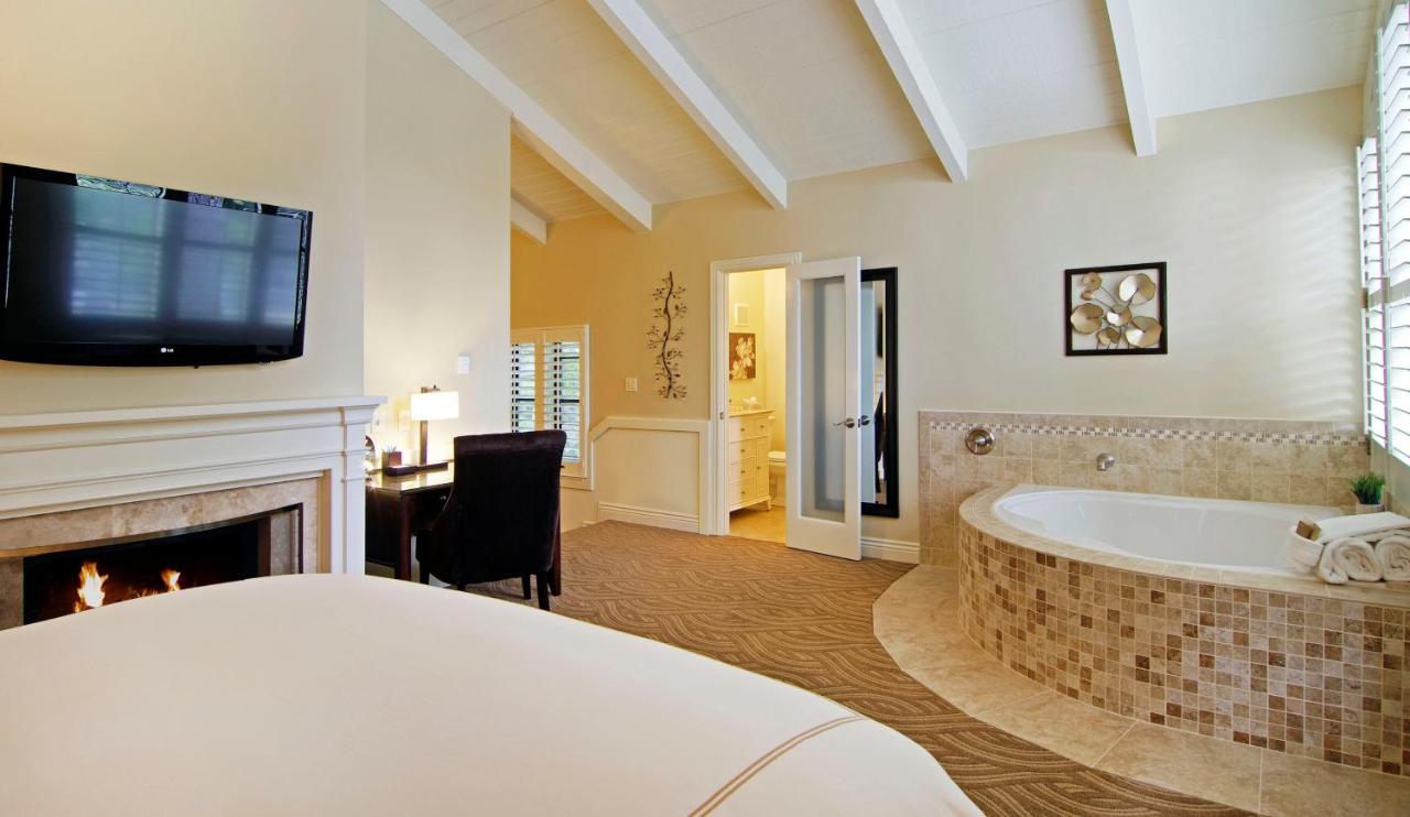 | Carriage House Inn