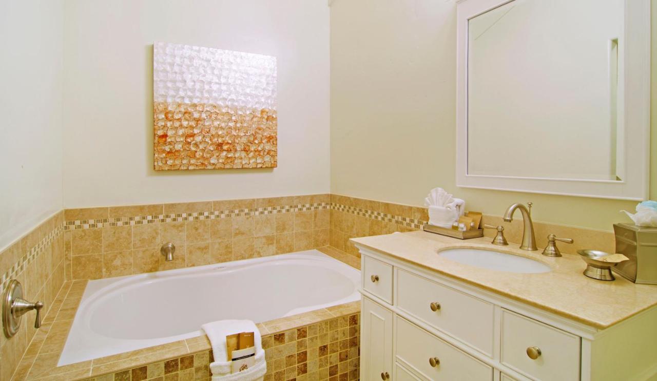 | Carriage House Inn
