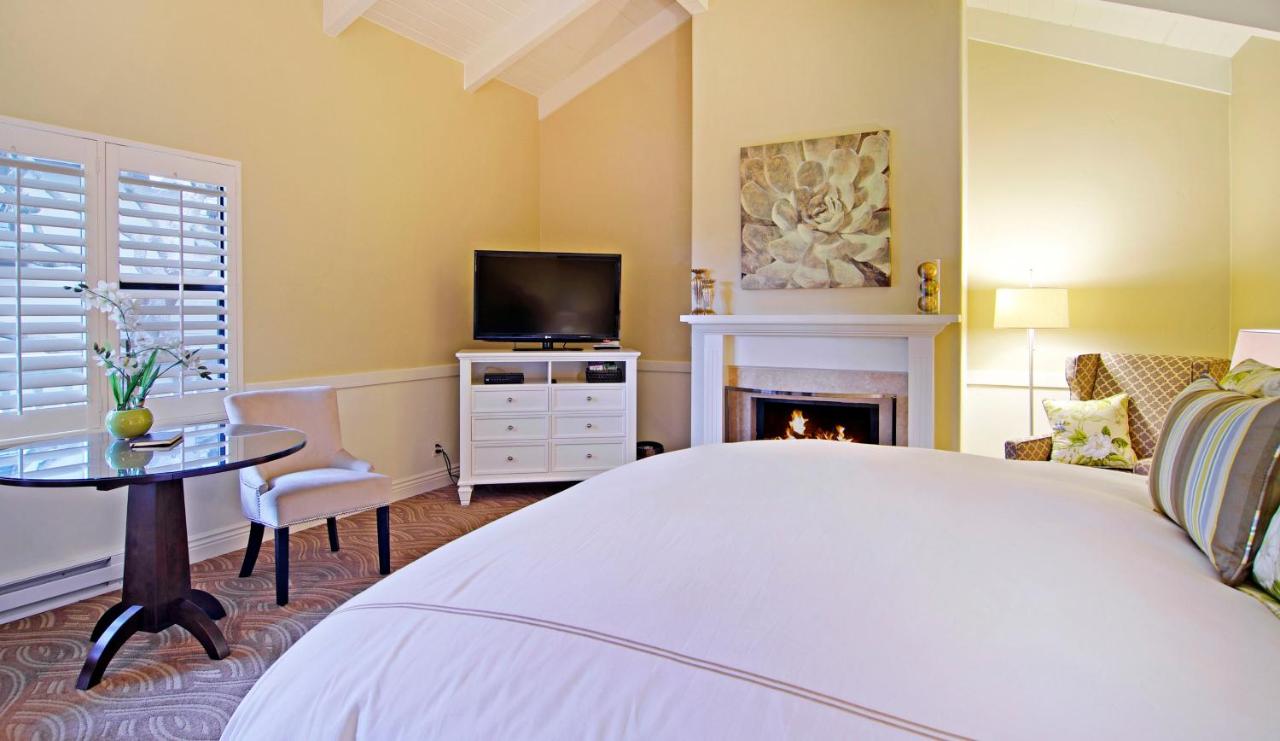| Carriage House Inn