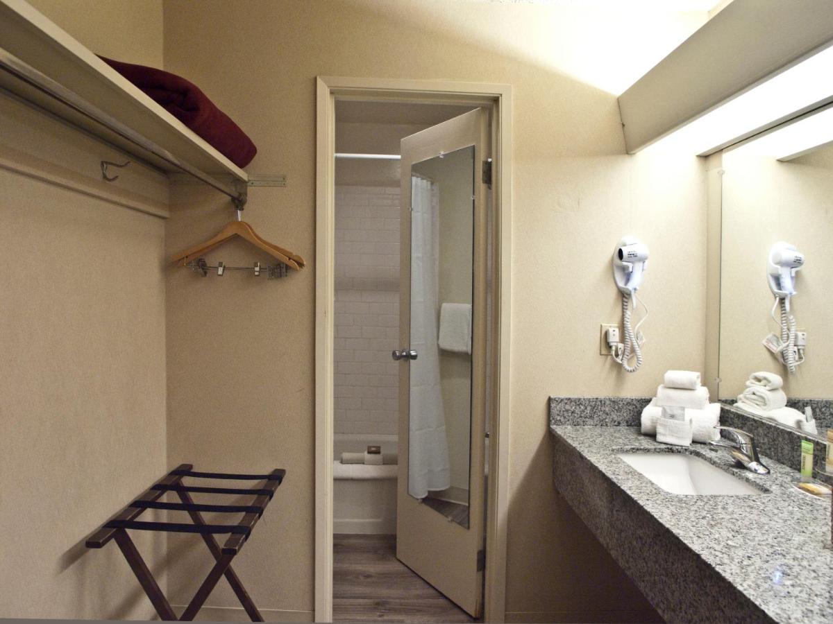 King Room at Inn At The Convention Center