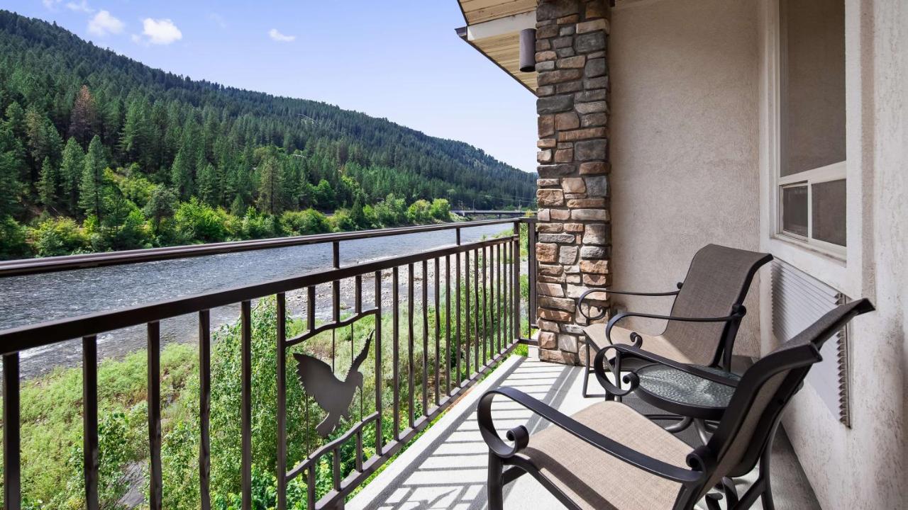 Queen Room with Two Queen Beds - River View at Best Western Lodge At River's Edge