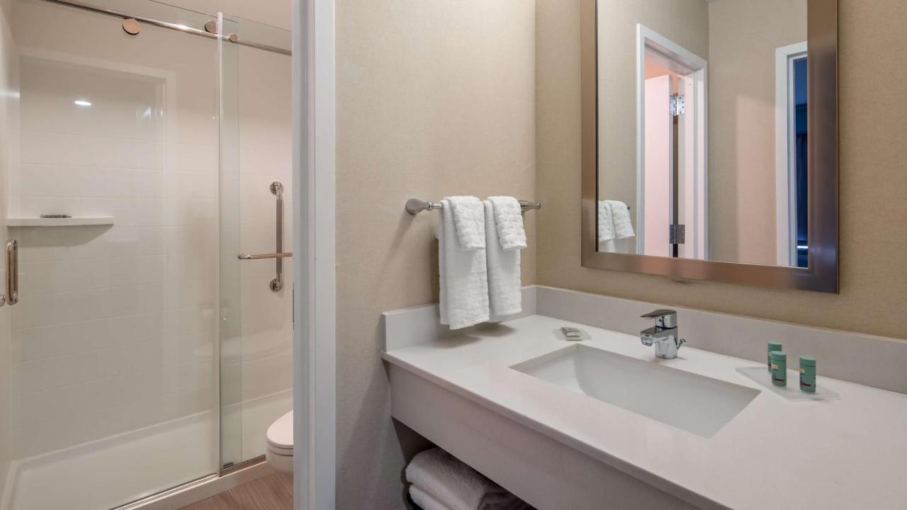 | Best Western Hampshire Inn & Suites