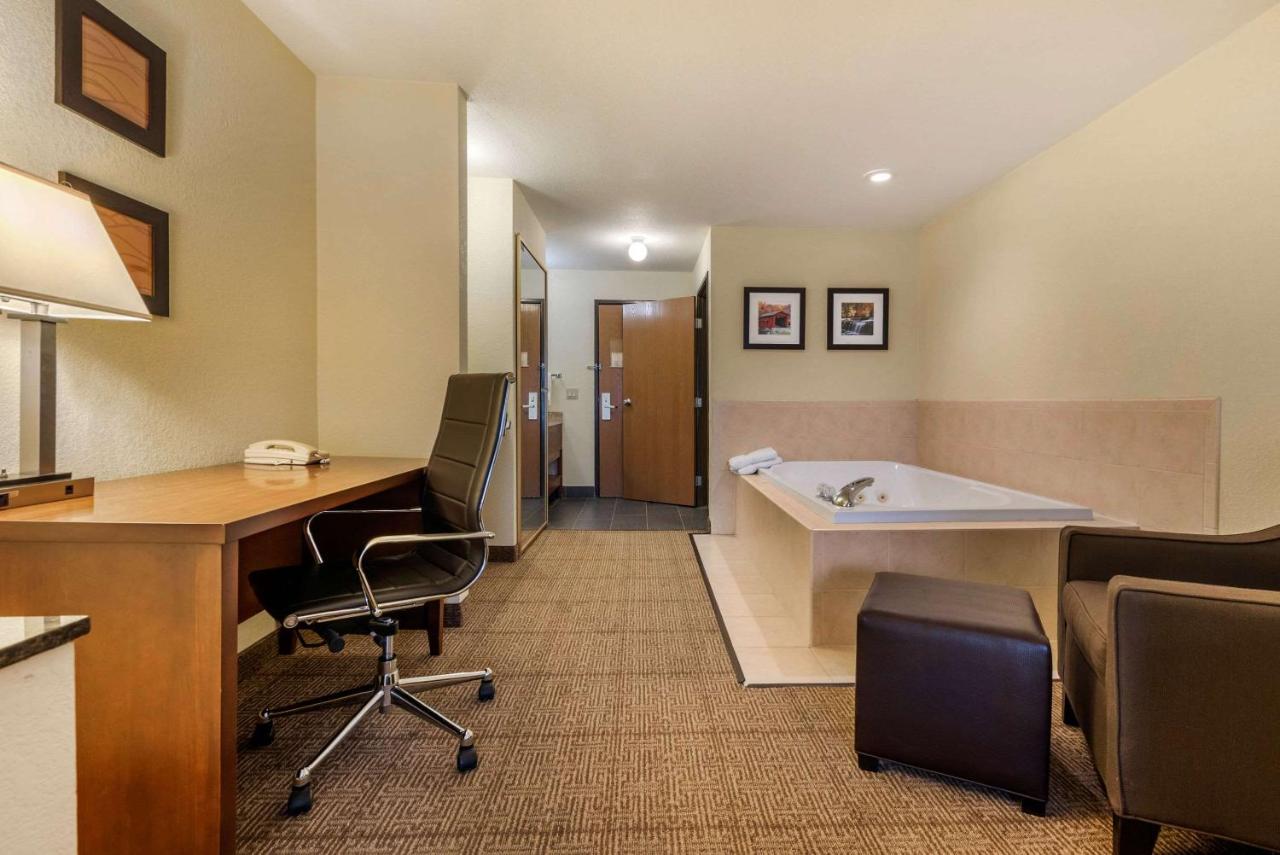 | Comfort Inn Warren I-69
