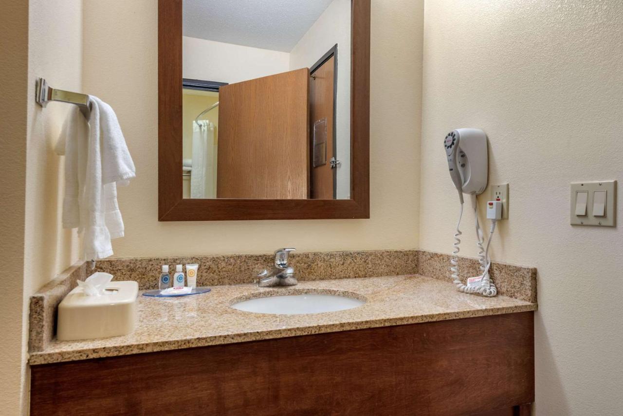 | Comfort Inn Warren I-69